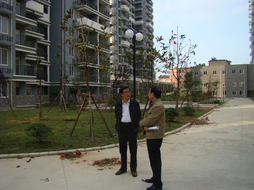 董事長調(diào)研城區(qū)老舊小區(qū)管道燃?xì)馀涮坠ぷ?>                            <div   id="1zl0p2d2"   class="con">
                                <span id="1zl0p2d2"    class="title">董事長調(diào)研城區(qū)老舊小區(qū)管道燃?xì)馀涮坠ぷ?/span>
                                <p class="des">&nbsp;

	近日，公司黨委書記、董事長潘炳應(yīng)先后深入渡江路沿街樓棟、百圣花苑、同慶北苑、錦都商城、古樹新村、馬山公寓等26處前期開發(fā)未“三同時”配套管道燃?xì)獾某菂^(qū)老舊小區(qū)（樓棟），實地考察、調(diào)研公司老舊小區(qū)氣化工作推進情況。


	每到一處，潘炳應(yīng)都細(xì)致查看小區(qū)周邊管網(wǎng)配套條件，詳細(xì)了解氣化工作實際困難，并認(rèn)真傾聽小區(qū)居民對公司配套管道燃?xì)獾囊庖姾徒ㄗh。對于老舊小區(qū)氣化工作，潘炳應(yīng)...</p>
                            </div>
                            <div   id="1zl0p2d2"   class="time">
                                <span id="1zl0p2d2"    class="day">05</span>
                                <span id="1zl0p2d2"    class="year-month">2014-05</span>
                            </div>
                        </a>
                    </li>
                                        <li>
                        <a href="show.php?Id=218" target="_blank">
                            <img src=