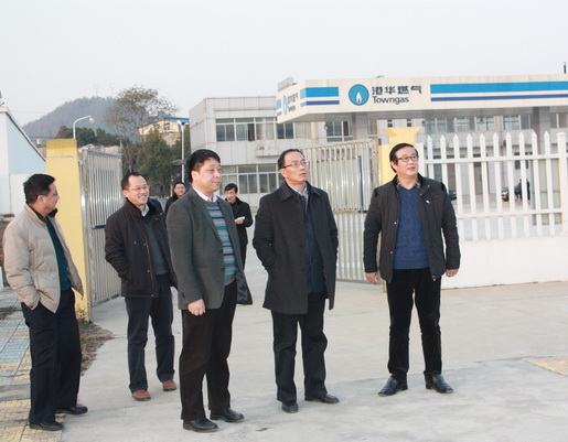 市城鄉(xiāng)建委黨委書記、主任鄭家齊一行至安慶港華調(diào)研我市燃?xì)夤ぷ?>                            <div   id="7hzph9ntvfjj"   class="con">
                                <span id="7hzph9ntvfjj"    class="title">市城鄉(xiāng)建委黨委書記、主任鄭家齊一行至安慶港華調(diào)研我市燃?xì)夤ぷ?/span>
                                <p class="des">&nbsp;

	12月12日下午，市城鄉(xiāng)建委黨委書記、主任鄭家齊，副主任張北安率委相關(guān)部門來到安慶市煤氣公司和安慶港華燃?xì)夤菊{(diào)研。安慶市煤氣公司經(jīng)理、安慶港華董事長潘炳應(yīng)，安慶港華總經(jīng)理王政文陪同調(diào)研，公司全體班子成員參加調(diào)研會(huì)。 &nbsp;&nbsp;&nbsp;&nbsp;&nbsp;&nbsp;&nbsp;


	鄭家齊主任一行先后來到我市天然氣月山門站、北部新城高中壓站及L...</p>
                            </div>
                            <div   id="7hzph9ntvfjj"   class="time">
                                <span id="7hzph9ntvfjj"    class="day">15</span>
                                <span id="7hzph9ntvfjj"    class="year-month">2014-12</span>
                            </div>
                        </a>
                    </li>
                                        <li>
                        <a href="show.php?Id=292" target="_blank">
                            <img src=